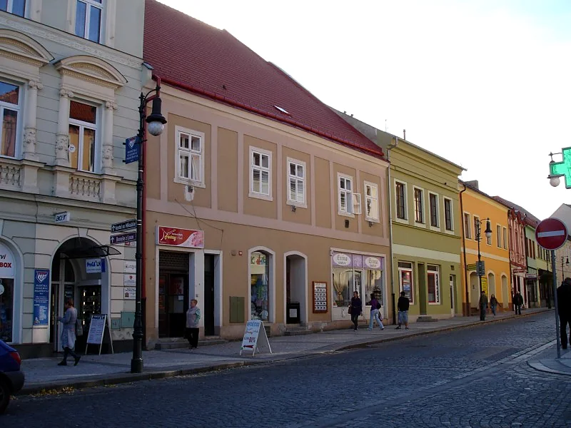 Opravená fasáda měšťanského domu v Lounech