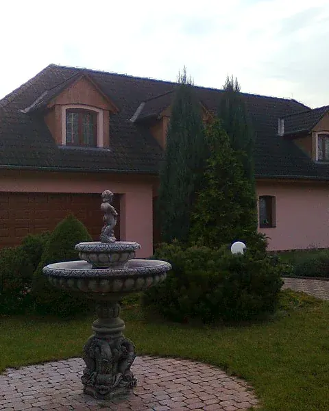 Rodinný dům s fontánou před vstupem