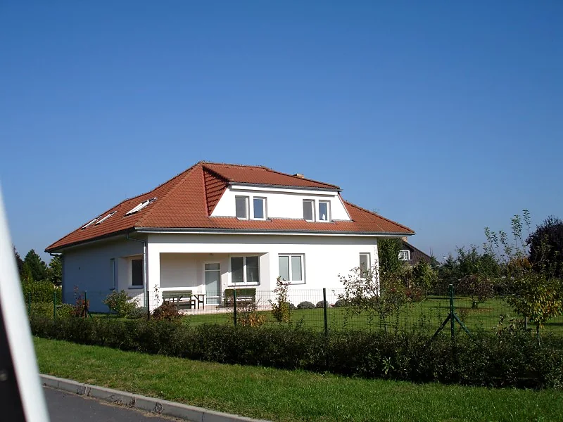 Bílý rodinný dům s červenou střechou v lokalitě Obora